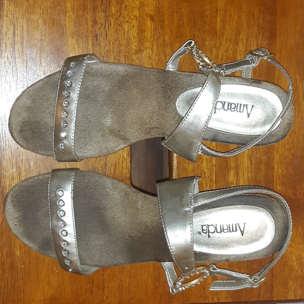 Amanda gold toned fancy shoe size 6.5